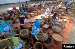 Workers sort robusta coffee beans at a Banaran coffee plantation near Semarang, Central Java, Indonesia, Aug. 19, 2016. (Antara Foto)