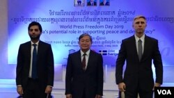 លោក​ខៀវ កាញារីទ្ធ​ រដ្ឋមន្ត្រីក្រសួងព័ត៌មាន​ (កណ្តាល) ​ចូលរួម​ព្រឹត្តិការណ៍​ប្រារព្ធ​ទិវា​សេរីភាព​សារព័ត៌មាន​ពិភពលោក​ឆ្នាំ​ ២០១៩​ នៅ​រាជធានី​ភ្នំពេញ​ កាលពីថ្ងៃ​ទី​៣ ខែ​ឧសភា​ ឆ្នាំ​២០១៩។ (ហ៊ុល រស្មី/VOA)