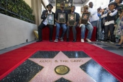Grup musik "Kool & the Gang", Robert "Kool" Bell, George Brown, Ronald Bell dan Dennis Thomas (kanan) berpose setelah memperkenalkan bintang mereka di Hollywood Walk of Fame di Los Angeles, California, 8 Oktober 2015. (Foto: REUTERS/Mario Anzuoni)