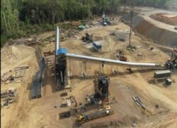 ទិដ្ឋភាព​ទូទៅ​នៃ​ការដ្ឋាន​អាជីវកម្ម​ និង​រោងចក្រ​ចម្រាញ់​រ៉ែ​មាស​ជា​លក្ខណៈ​ឧស្សាហកម្ម​លើក​ដំបូង​របស់​កម្ពុជា​នៅ​តំបន់​អូរខ្វាវ ខេត្ត​មណ្ឌលគិរី​ វិនិយោគ​ដោយ​ក្រុមហ៊ុន Renaissance Minerals (Cambodia) Limited របស់​ប្រទេសអូស្ត្រាលី នៅ​ក្នុង​រូបថត​ចែក​ផ្សាយ​ដោយ​ក្រសួង​ រ៉ែ និង​ថាមពល​កាល​ពី​ថ្ងៃ​ទី​១០ ខែ​មិថុនា ឆ្នាំ​២០២១។ (ពី​ទំព័រ Facebook/Ministry of Mines and Energy Cambodia)