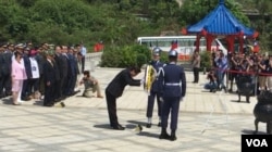 官员向阵亡者陵墓进香。 （萧洵摄影）