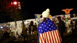 Un partisan du candidat démocrate américain Joe Biden se réunit près de la Maison Blanche lors du jour des élections à Washington, États-Unis, le 3 novembre 2020.