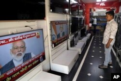 27일 인도 수도 뭄바이의 가전제품 상점의 TV화면에 나렌드라 모디 인도 총리가 대국민 연설하는 모습이 보인다.