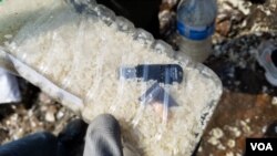 페트병 안에는 쌀과 함께 USB와 구충제가 들어있다.