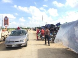 ទីទួល​ស្នាក់នៅ​បណ្តោះ​អាសន្ន​របស់​ប្រជាពលរដ្ឋ​ដែល​ផ្ទះ​សម្បែង​ត្រូវបាន​លិច នៅ​ភូមិខ្វិត សង្កាត់​សាក់សំពៅ ខណ្ឌដង្កោ រាជធានី​ភ្នំពេញ នៅ​ថ្ងៃទី២៩ ខែតុលា ឆ្នាំ២០២១។ (លាស់ លីបលីប/វីអូអេ)