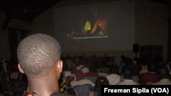 Projection des films au Festival Filmer le Monde à l'Alliance Française de Bangui, 16 décembre 2017. (VOA/Freeman Sipila)
