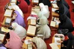 Muslimah mengikuti khutbah di masjid pada hari ke-5 bulan suci Ramadhan di Tangerang pada 26 Agustus 2009. (Foto: AFP/Adek Berry)