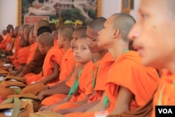 ព្រះសង្ឃ​ ចូលរួម​ការប្រារព្ធ​ពីធីបុណ្យ​ពិសាខបូជា​ នៅ​ភ្នំ​ឧត្តុង្គ​ ក្នុង​ខេត្ត​កណ្តាល​ នៅថ្ងៃទី១០​ ខែឧសភា​ ឆ្នាំ២០១៧។ (ហ៊ាន សុជាតា/VOA)