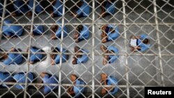 ထိုင်းနိုင်ငံ၊ ဘန်ကောက်မြို့က ကလောင်ပရမ် အကျဥ်းထောင်မှာ ထောင်စစ်ဆေးချိန် ပုံစံထိုင်နေကြတဲ့ အကျဥ်းသားတွေရဲ့ ယခင်မှတ်တမ်းဓာတ်ပုံ။ (ဇူလိုင် ၁၂၊ ၂၀၁၆)