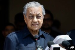 마하티르 모하마드 말레이시아 총리가 10일 쿠알라룸푸르에서 열린 기자회견에서 발언하고 있다.