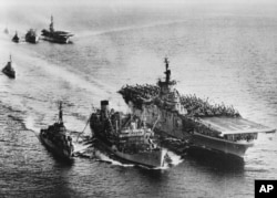 历史照片：游弋在中国附近海域协防台湾的美国海军第七舰队。(1955年1月27日)