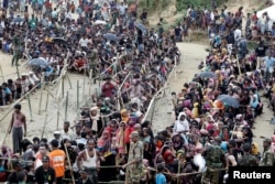 Rohingya refugees queue for aid at Cox's Bazar, Bangladesh, Sept. 26, 2017.