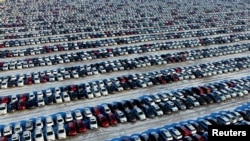 Mobil-mobil baru tampak di lapangan parkir di Shenyang, provinsi Liaoning, China (foto: dok).