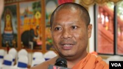 ព្រះចៅអធិការវត្តសាសនៈសាមគ្គីរង្សី ព្រះតេជគុណ ថាច់ ស៊ី នៅក្នុងភូមិអូត្រាវ ស្រុកកញ្ច្រោង ខេត្តព្រះត្រពាំង ដែនដីកម្ពុជាក្រោម ចូលរួមក្នុងមហាសន្និបាតពុទ្ធិកសមាគមព្រះសង្ឃខ្មែរ-សហរដ្ឋអាមេរិក ក្នុងវត្តមុនីសុតារាម រដ្ឋមីនីសូតា សហរដ្ឋអាមេរិក ថ្ងៃទី២៤ ខែឧសភា ឆ្នាំ២០១៩។ (សាយ មុន្នី/VOA)