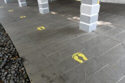 Masjid Al-Irsyad Kota Baru Parahyangan memasang penanda antre wudhu untuk membantu warga memenuhi protokol kesehatan saat beribadah. (Foto: Courtesy/Humas Jabar)