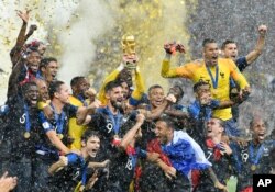 모스크바 루즈니키 경기장에서 열린 2018 러시아 월드컵 결승전에서 프랑스가 크로아티아를 상대로 4-2로 승리한 후, 프랑스팀이 경기장에서 자축하고 있다.
