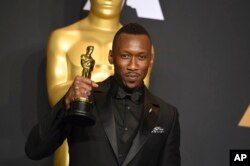 Mahershala Ali berpose di ruang pers Dolby Theatre di Los Angeles, dengan piala Oscar untuk aktor pendukung terbaik untuk film "Moonlight".