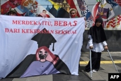 Aktivis perempuan dari gerakan anti-kekerasan terhadap perempuan dalam demo di depan Kementerian Pendidikan dan Kebudayaan, untuk memprotes pelecehan seksual dan kekerasan terhadap perempuan di kampus-kampus, Jakarta, 10 Februari 2020. (Foto: AFP)