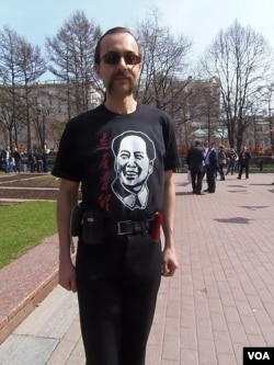 俄罗斯也有毛粉。2013年五一节游行时的一名IT工程师。(美国之音白桦拍摄)