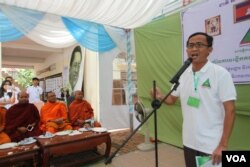 លោក ​យ៉ង​ សាំងកុមារ ​ប្រធាន​កម្មវិធី​ពង្រឹង​សមត្ថភាព​ថ្នាក់ដឹកនាំ​មូលដ្ឋាន​នៃ​គណបក្ស​ប្រជាធិបតេយ្យមូលដ្ឋានថ្លែង​ថ្ងៃ​អង្គារ​ ទី ២ ខែ​សីហា​ ឆ្នាំ​២០១៦ នៅ​រាជធានី​ភ្នំពេញ។ ​(ឡេង ឡែន/VOA)