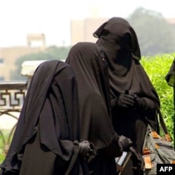 Misrda faqat ko'zini ko'rsatadigan, niqob kiygan ayollar ko'p. Husni Muborak paytida bu kiyimni man etishga harakat qilingan edi. Lekin islomiy partiyalar endi siyosiy jihatdan oyoqqa turar ekan, jamiyat ham orqaga qaytadi degan xavotir kuchaygan.