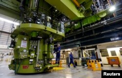 Karyawan bekerja di ruang pengisian di dalam pembangkit listrik tenaga nuklir EDF Energy Hinkley Point B di Bridgwater, Inggris. (Foto: Reuters)