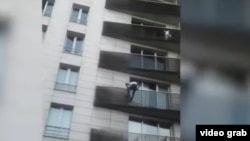 Screenshot dari rekaman video menunjukkan Mamoudou Gassama saat memanjat gedung apartemen dari balkon ke balkon untuk menyelamatkan anak berumur 4 tahun di Paris.