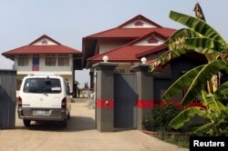 រូប​ឯកសារ៖ រថយន្ត​មួយ​កាល​ពី​ថ្ងៃទី​៤ ខែ​មិថុនា ឆ្នាំ ២០១៥ ​បើក​ចូល​គេហដ្ឋាន​ដែល​ជា​លំនៅដ្ឋាន​បណ្តោះ​អាសន្នកណ្តាល​ក្រុង​ភ្នំពេញ សម្រាប់​ជន​ភៀស​ខ្លួន​ពី​ជំរំ​ជន​ភៀស​ខ្លួន​នៅ​កោះណូរូ ភាគ​ខាង​ត្បូង​មហាសមុទ្រ​ប៉ាស៊ីហ្វិក។