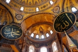 Museum Hagia Sophia (Ayasofya), Situs Warisan Dunia UNESCO, yang sebelumnya merupakan katedral Bizantium sebelum dikonversi menjadi masjid yang saat ini menjadi museum, di Istanbul, Turki, 30 Juni 2020. REUTERS / Murad Sezer