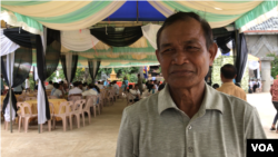 លោក ផន សម្បូរ វ័យ៦៥ឆ្នាំ ធ្វើដំណើរមកពីស្រុកម៉ាឡៃ ខេត្តបន្ទាយមានជ័យ អំឡុងពិធីបុណ្យបូជា សព លោក នួន ជា ក្នុងបរិវេណវត្តព្រំគីរីមរកត ភូមិផ្សារព្រំ ឃុំស្ទឹងកាច់ ស្រុកសាលាក្រៅ ខេត្តប៉ៃលិន កាលពីថ្ងៃទី០៩ ខែសីហា ឆ្នាំ២០១៩។ (អូន ឆេងប៉រ/VOA)