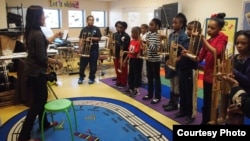 Tricia Sumarijanto mengajarkan angklung kepada murid-murid di sekolah