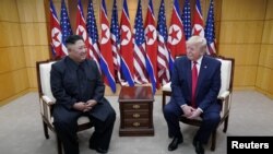 Rais wa Marekani Donald Trump akiwa na kiongozi wa Korea kaskazini, Kim Jong Un huko Panmunjom, Korea kusini, June 30, 2019.