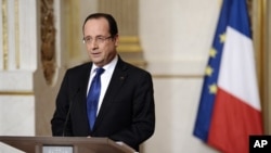Presiden Perancis Francois Hollande memberikan pidato di istana Elysee, Paris mengenai perkembangan terakhir operasi militer Perancis di Mali (12/1).