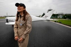 Remaja Belgia-Inggris Zara Rutherford berbicara di landasan di depan pesawat Shark Ultralight-nya sebelum lepas landas di lapangan terbang Kortrijk-Wevelgem di Wevelgem, Belgia, Rabu, 18 Agustus 2021. (Foto: AP/Virginia Mayo)