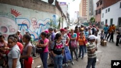 Građani Venecuele čekaju u redovima za hranu