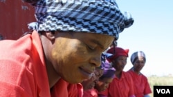 A woman peels vegetables for the mass meal in Bulungula (D. Taylor/VOA)
