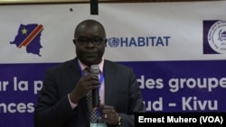 Deo Buuma, de l'APC expose sur les objectif du forum à Bukavu, le 14 septembre 2018. (VOA/Ernest Muhero)