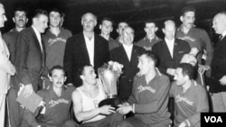 1962 წლის ევროპის ჩემპიონთა თასის მფლობელი თბილისის „დინამო“: გურამ მინაშვილი(კ), ვალერი ალთაბაევი, ვლადიმერ უგრეხელიძე, ალექსანდრე კილაძე, ანზორ ლეჟავა, ლევან მოსეშვილი, ილარიონ ხაზარაძე, ლევან ინწკირველი, რევაზ გოგელია, ამირან სხიერელი, ალექსანდრე პეტროვი. მთავარი მწვრთნელი - ოთარ ქორქია