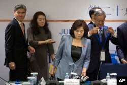 지난 2016년 6월 중국 베이징에서 열린 동북아협력대화에 미국과 북한 등 6자회담 당사국 고위 당국자들이 참석했다. 당시 북한의 최선희 외무성 미국국 부국장(왼쪽 3번째)이 착석하는 뒤로 미국의 성 김 국무부 대북정책특별대표(왼쪽)가 입장하고 있다.