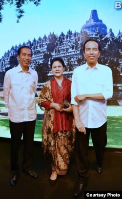 Ibu Iriana Joko Widodo berada di antara patung lilin dan sosok asli Presiden Joko Widodo, di Museum Madame Tussauds, Hong Kong, 1 Mei 2017 (Foto courtesy: Setpres RI)