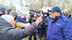 Mangistau viloyat hokimi Nurlan Nogayevga baqirayotgan namoyishchilar, Janaozen, 3-yanvar, 2022