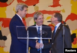 Italy's Foreign Minister Paolo Gentiloni (C), U.S. Secretary of State John Kerry (L) and UN special envoy for Libya Martin Kobler at a joint news conference following an international conference on Libya at the Ministry of Foreign Affairs in Rome, Dec. 13, 2015.