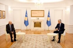 Hašim Tači i Isa Mustafa tokom današnjeg sastanka u Prištini (Foto: VOA)