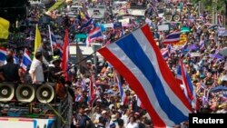 Anti-government protesters march during rally at major business district, Bangkok, Dec. 20, 2013.