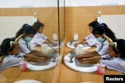 Murid-murid mencuci tangan di sekolah di Jakarta, 9 Maret 2020. (Foto: Reuters)