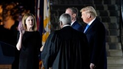 Sudija Ejmi Koni Beret polaže ustavnu zakletvu pred sudijom Klarensom Tomasom u Beloj kući, 26. oktobra 2020.