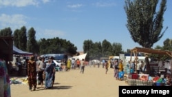 Tojikistondagi chegara qishloq bozori. Bu yerga qirg'izistonliklar tez-tez kelib turadi.