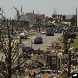 A motorcade carrying President Obama passes through a devastated Joplin, Mo., neighborhood Sunday, May 29, 2011.