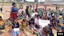 Women listen to a speaker at a protest against an ongoing conflict between government forces and armed separatists, in Bamenda, Cameroon, Sept. 7, 2018. (M.E. Kindzeka/VOA)