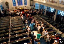 Pendeta Sidney Davis memimpin doa di Gereja Second Presbyterian dekat Emanuel AME di Charleston, S.C., 18 Juni 2015